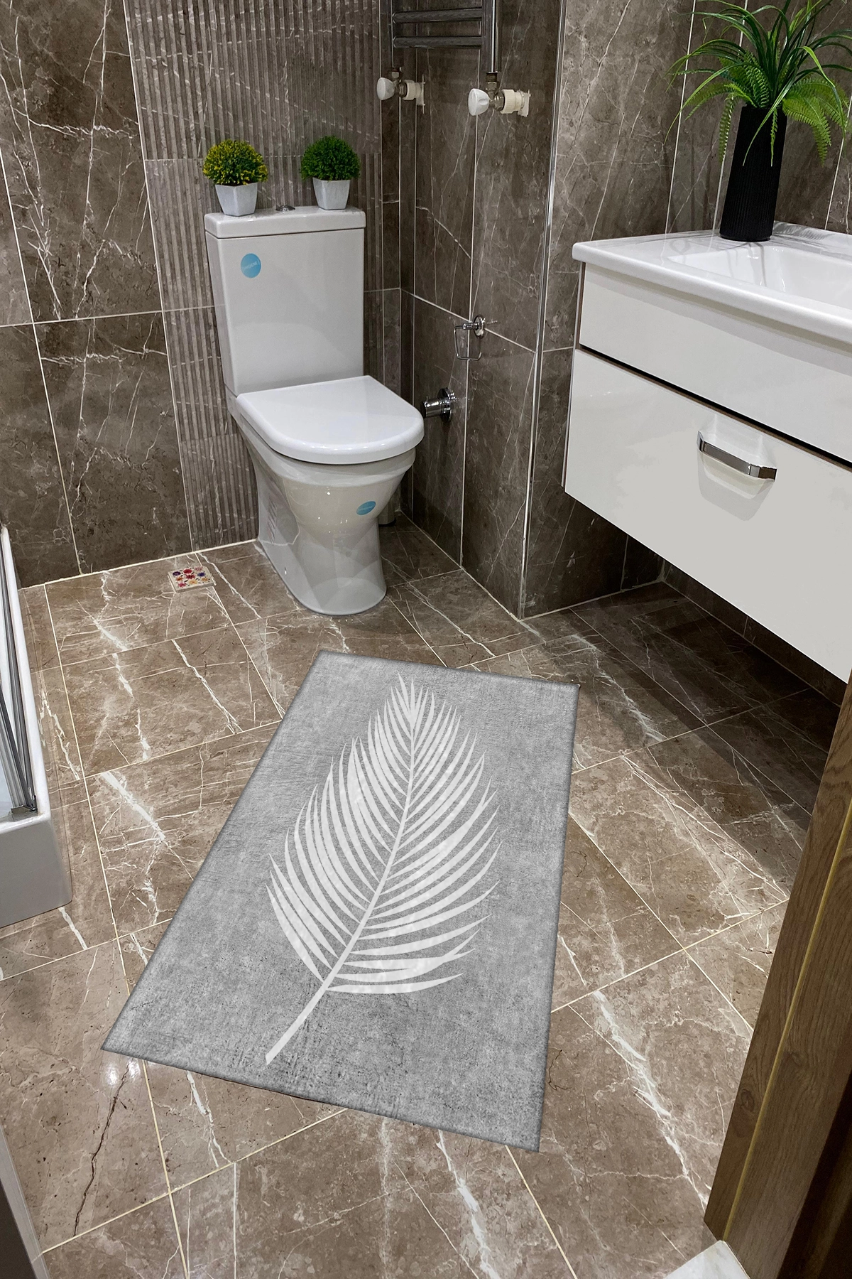 Açık Gri Zemin Beyaz Yapraklı Dot Taban İnce Klozet Takımı